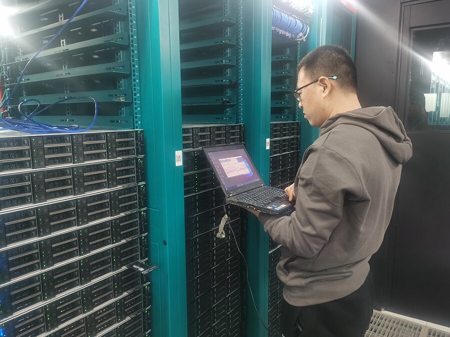 技术人员对网卡产品进行检测